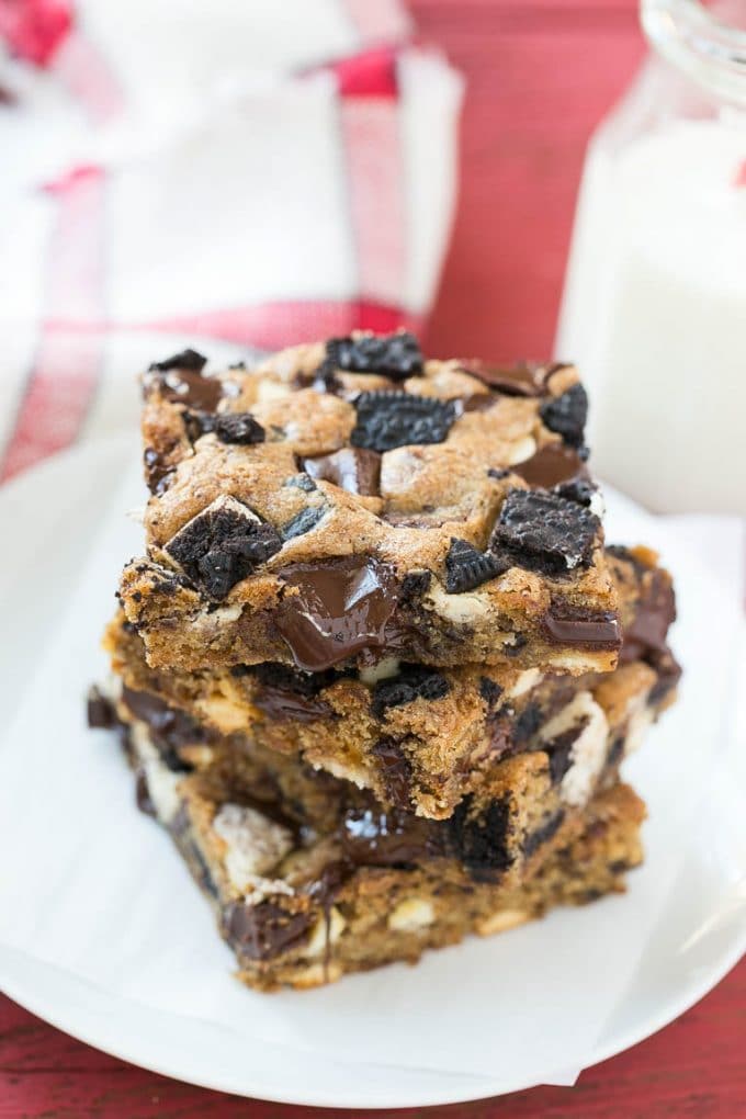 Cookies and Cream Bars Recipe | Oreo Bars | Blondie Recipe #chocolate #oreo #blondies #baking #cookies #jonep Oreo cookies and cream blondies on a serving plate.