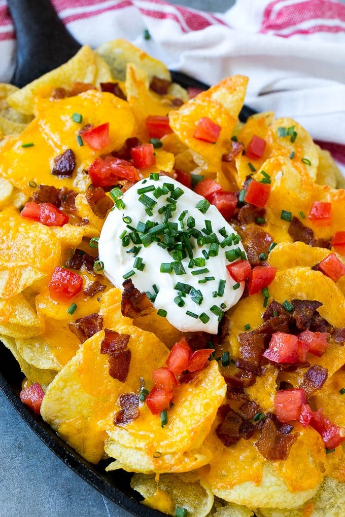 Irish Nachos Recipe | Potato Nachos | Potato Chip Recipe | Appetizer Recipe #nachos #potatoes #cheese #bacon #appetizer #jonep A skillet of Irish nachos topped with melted cheese, bacon, tomatoes and sour cream.