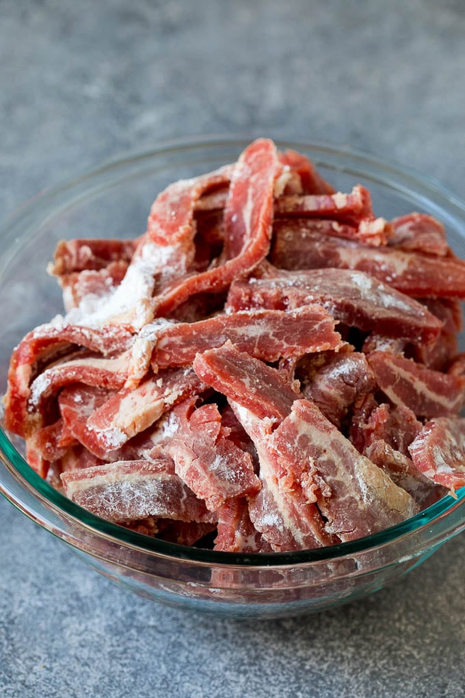 Mongolian Beef Recipe | Asian Beef Recipe | Chinese Beef | Beef Stir Fry #Chinese #Mongolian #Asian #mongolianbeef #beef #jonep #dinner Thinly sliced steak coated in cornstarch.