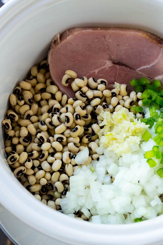 Slow Cooker Black Eyed Peas Recipe | Crock Pot Black Eyed Peas | Southern Black Eyed Peas | Black Eyed Peas with Ham | Black Eyed Peas with Sausage #blackeyedpeas #slowcooker #crockpot #sausage #newyears #dinner #jonep Ingredients for slow cooker black eyed peas with ham.