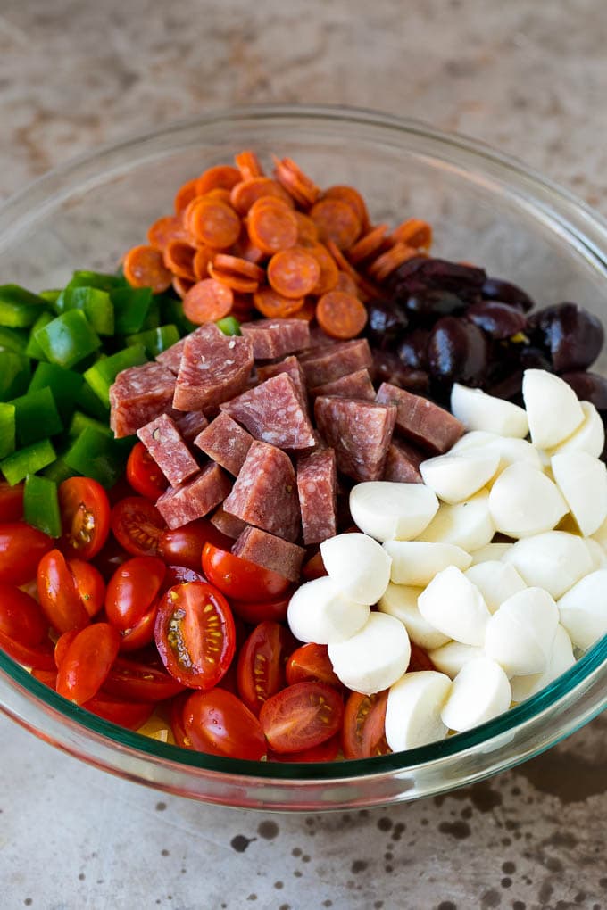 Italian Pasta Salad | Pasta Salad Recipe #pasta #salad #pastasalad #pepperoni #salami #olives #cheese #sidedish #jonep A bowl of pasta, mozzarella balls, cherry tomatoes, bell peppers and olives.