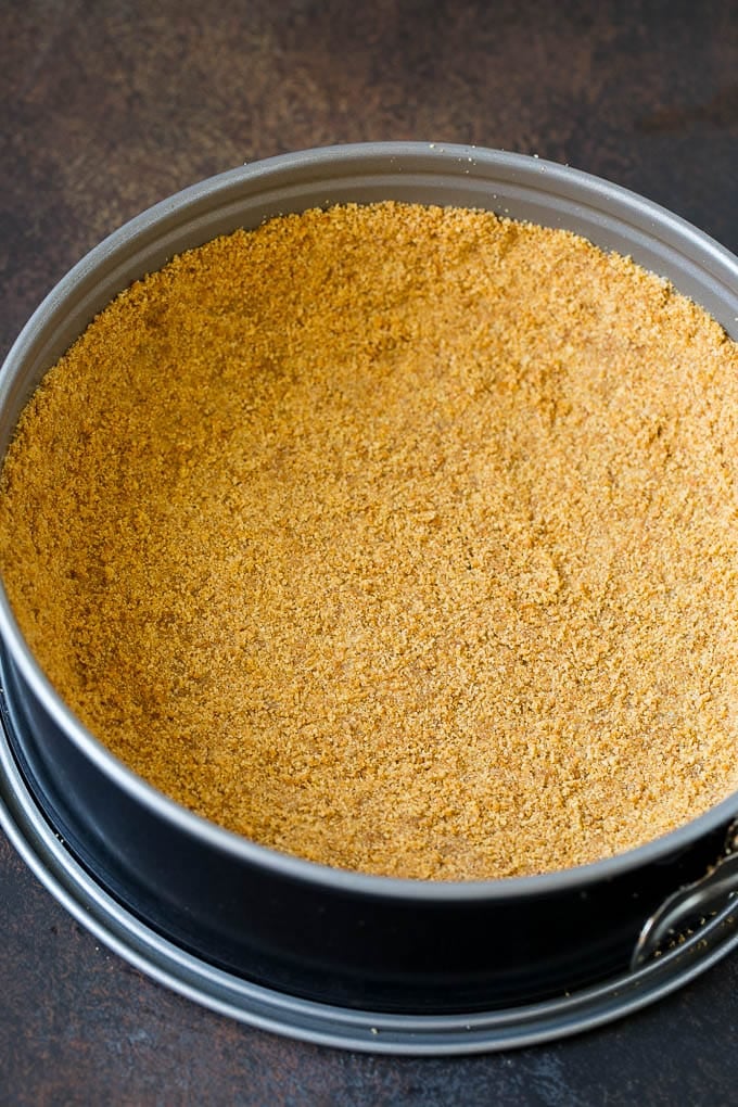 Pumpkin Pie Cheesecake Recipe | Pumpkin Cheesecake #cake #cheesecake #pumpkin #fall #thanksgiving #dessert #jonep Graham cracker crust in a springform pan.