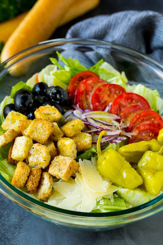 Olive Garden Salad Recipe | Italian Salad #salad #lettuce #olives #sidedish #dinner #jonep Olive Garden salad with tomatoes, croutons, cheese and olives.
