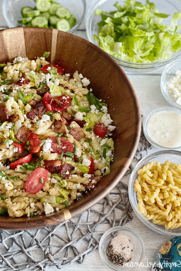 Vinnige en Maklike BLT Pastaslaai Maak die Dowwe Dag Beter 2 Verfrissende BLT pasta slaai met krakerige spek en vars groente