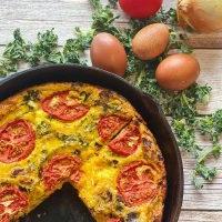 Hoe om die perfekte korslose Keto-quiche te maak 2 caramelized onion, kale, tomato quiche (1)