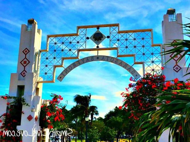 Sarasota Bayfront Park: Μια όμορφη θέα του πάρκου με φόντο τον κόλπο της Σαρασότα.