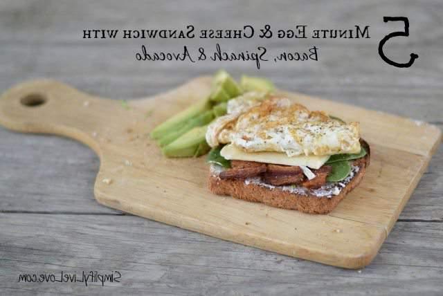 Πεντάλεπτο Σάντουιτς Αυγού & Τυριού {με μπέικον, σπανάκι & αβοκάντο} 2 5λεπτο σάντουιτς με αυγό και τυρί με μπέικον, σπανάκι και αβοκάντο - σε λίγο περισσότερο χρόνο από όσο χρειάζεται για να ρίξετε δημητριακά, φτιάξτε ένα πραγματικό πρωινό!