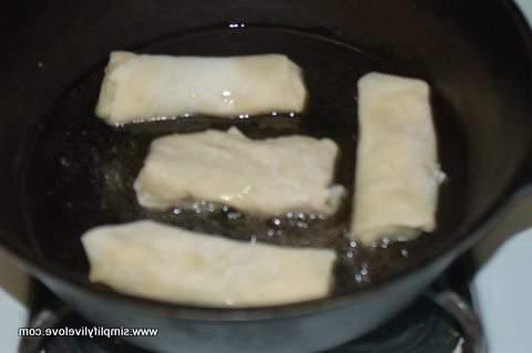 pan braai die tuisgemaakte eierrolletjies gietysterpan met warm olie vir die braai van lenterolletjies