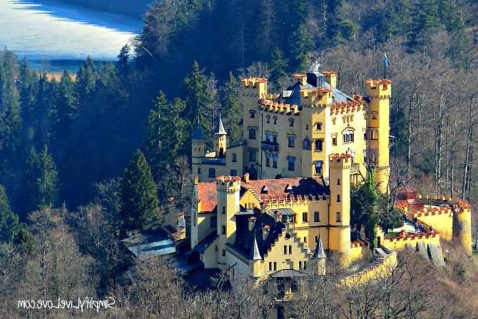 Neuschwanstein is 'n ongelooflike sprokieskasteel in Hohenschwangau, Beiere, Duitsland en is so 'n magiese plek vir kinders en volwassenes ook. Hier is wat jy moet weet oor die besoek van Neuschwanstein met kinders op jou Europese Gesinsvakansie. Schloss Hohenschwangau