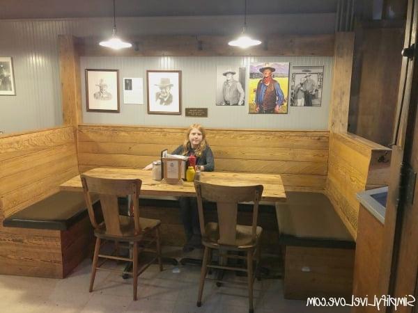 Besoek die Madison County Brûe en Meer Pret in Winterset Iowa! 11 john wayne tafel by die noordsy kafee