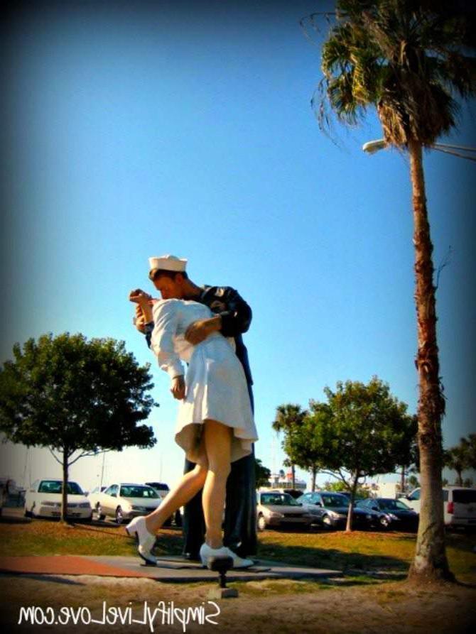 Το γλυπτό «Unconditional Surrender» (Άνευ Όρων Παράδοση) στη Σαρασότα.