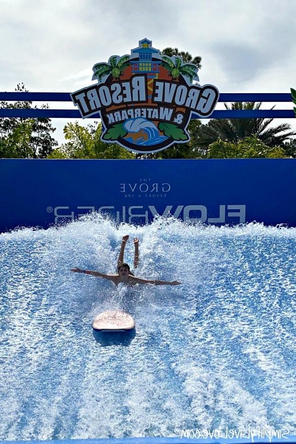7 Λόγοι που η Οικογένειά σας θα λατρέψει το Grove Resort Orlando 11 Εγκατάσταση FlowRider στο The Grove Resort