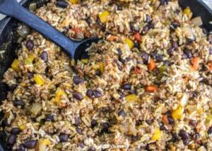 Voltooide eenpot beesvleis burrito bak in die pan