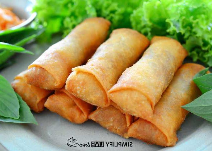 Maklike Resep vir Krokante Tuise Eierrolletjies met Boontjiespruite 3 gebraaide eierrolletjies op 'n bed van blaarslaai