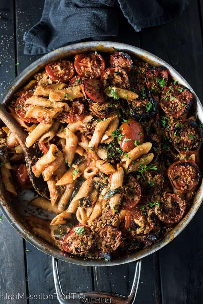 Pasta met pittige tamatiesous en gerasperde kaas.