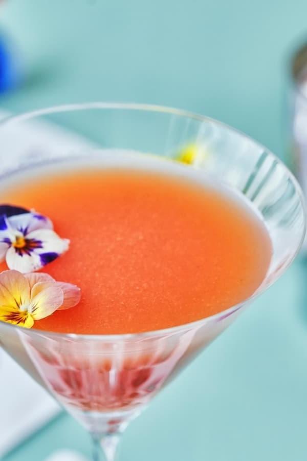 Waarom hierdie jaar eetbare blomme kweek en hoe om hulle te eet 14 Eetbare blomme as drank garnering
