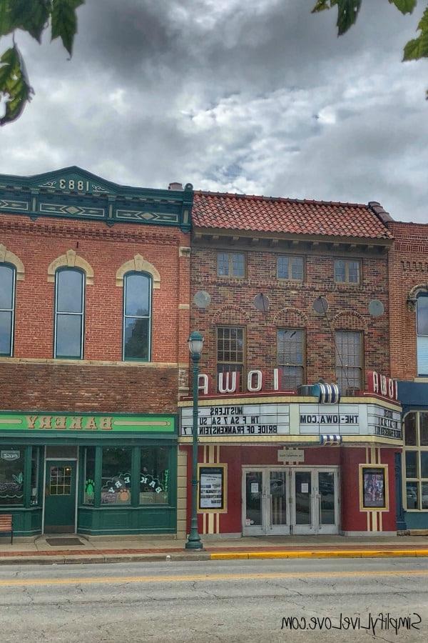Besoek die Madison County Brûe en Meer Pret in Winterset Iowa! 15 Winterset Iowa Plein