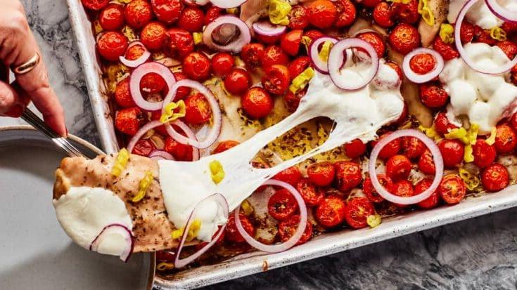 Plaat hoender met tamaties en mozzarella.