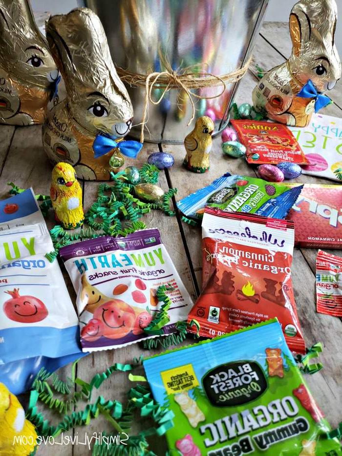 Dit is maklik om gesonder keuses vir Paasfees hierdie jaar te maak. Hierdie lys van gesonder Paasmandjie lekkernye (en idees oor waar om dit te koop) sal jou help om kunsmatige voedselkleure te vermy en plastiek afval te verminder. Gesonde Paasmandjie lekkergoed met gummies, suigstokkies en sjokoladehasies