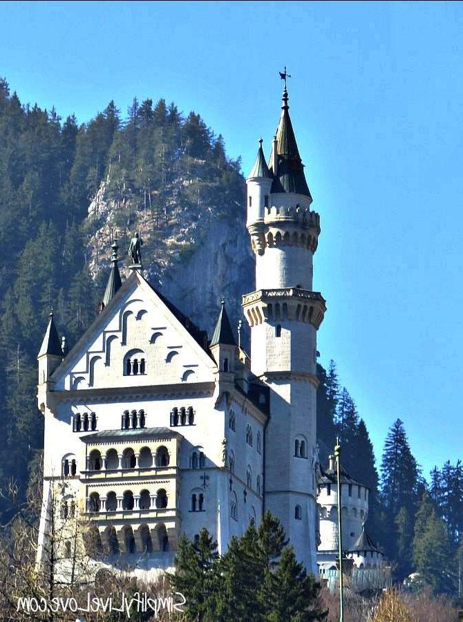 Neuschwanstein is 'n ongelooflike sprokieskasteel in Hohenschwangau, Beiere, Duitsland en is so 'n magiese plek vir kinders en volwassenes ook. Hier is wat jy moet weet oor die besoek van Neuschwanstein met kinders op jou Europese Gesinsvakansie. ’n Prent van die agterkant van Neuschwanstein Kasteel.