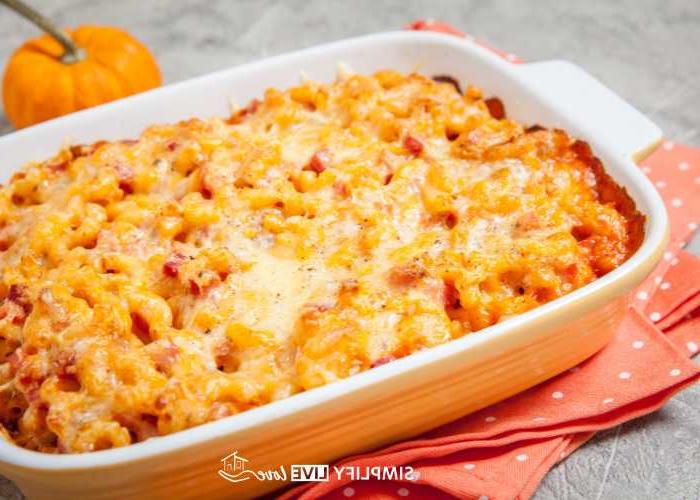 Geld en Etes: Ontsluit die Geheim van Suksesvolle Gesinsmaaltydbeplanning 3 casserole dish with homemade mac n cheese