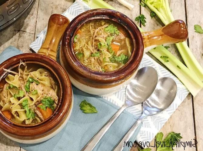 Outydse Kits-pot Hoender Noedelsop Dubbel Vinnig 3 Bakke met selfgemaakte hoender noodle sop