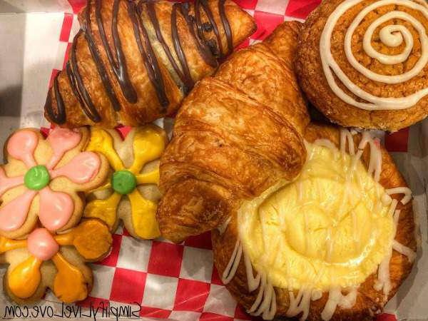 Γλυκά από το Fayze's Restaurant & Bakery στο La Crosse Wi