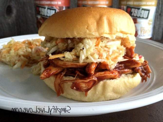 Συνταγή BBQ Pulled Chicken Σάντουιτς με Coleslaw #WeberBBQSauces #ad