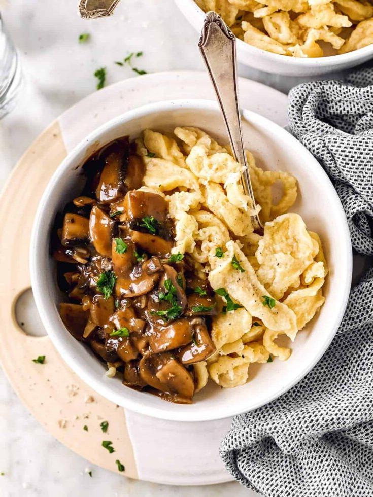 Spaetzle met sampioensous in 'n bak.