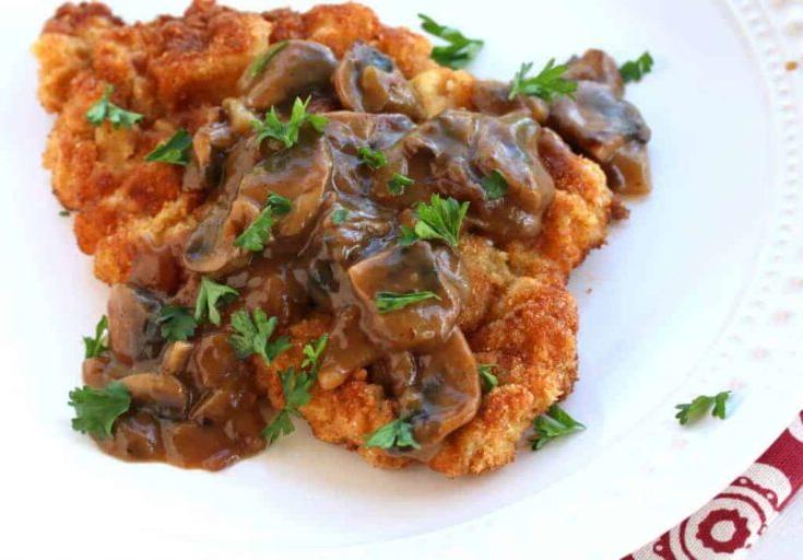 Jägerschnitzel bedien met sampioen sous en skyfies.