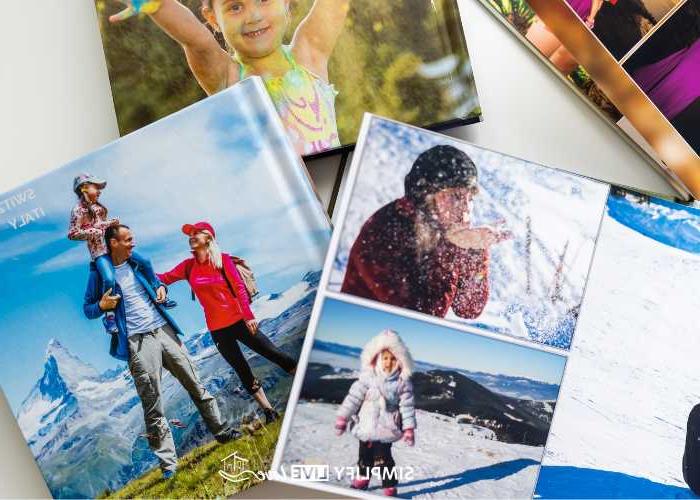 31 Maklike Selfdoen-foto-geskenke vir Kersfees 2024: Gepersonaliseerde Geskenk Idees 28 fotogeskenke soos fotoboeke, rame en afdrukke op tafel