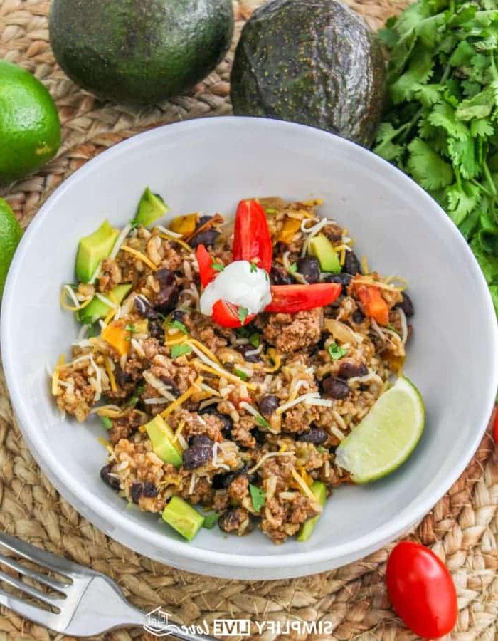 Vinnig en Maklik Eenpot Rys, Bone en Beesvleis Burritobak Resep 4 Finale Gemaalde Beesvleis Burrito Bak wat gereed is om te eet
