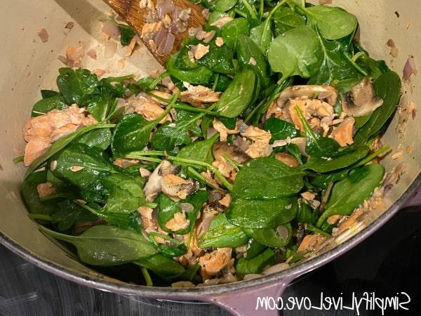 Kaasagtige Salm Pasta met Spinasie en Sampioene 4 spinach, mushrooms, and salmon in pan being sauteed for pasta recipe