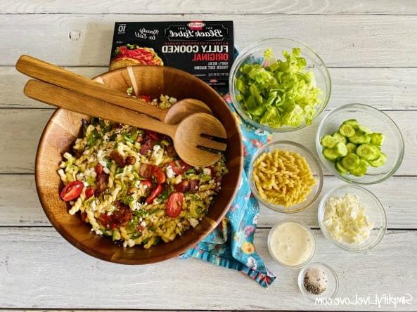 Vinnige en Maklike BLT Pastaslaai Maak die Dowwe Dag Beter 4 Bestanddele vir maklike BLT pasta slaai