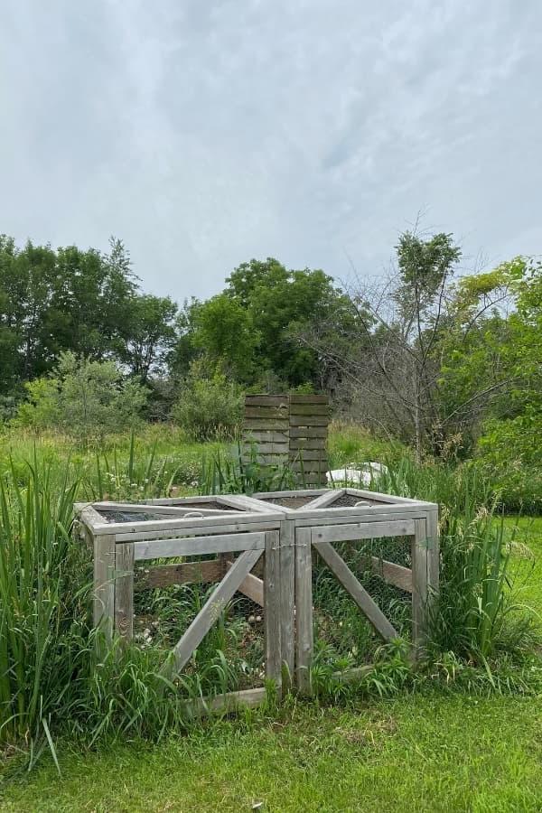 5 Geniale Maniere om Herfsblare as Gratis Tuin Deklaag te Gebruik 4 komposstasie