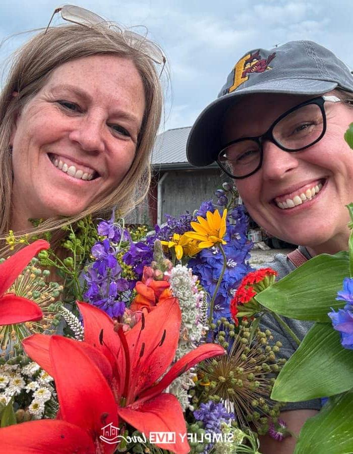 7 Maniere om Iowa se Landboutoerisme in DeWitt, Iowa, te bevorder 4 2 women with colorful flowers