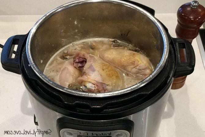 Instant Pot Hoender en Rys met Suurlemoen en Feta Kaas 4 Voeg al jou bestanddele by jou Instant Pot, insluitend die hoender, rys, sampioene, en alle geurmiddels.