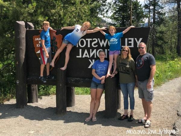 Kampwenke: Beplan Jou Eerste Gesinskampreis 4 Yellowstone Nasionale Park Teken, 'n ikoniese toegangspunt vir kampavonture