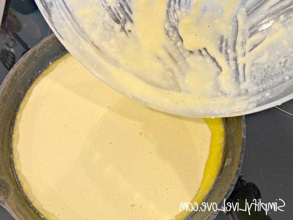 ρίχνοντας τον χυλό για τις γερμανικές τηγανίτες στο τηγάνι