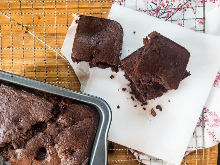 Fudgy Swartboontjie Brownies met Kersen