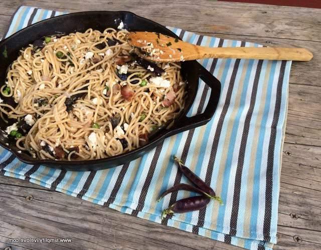 Pasta met romerige kaas, spek en vars groente