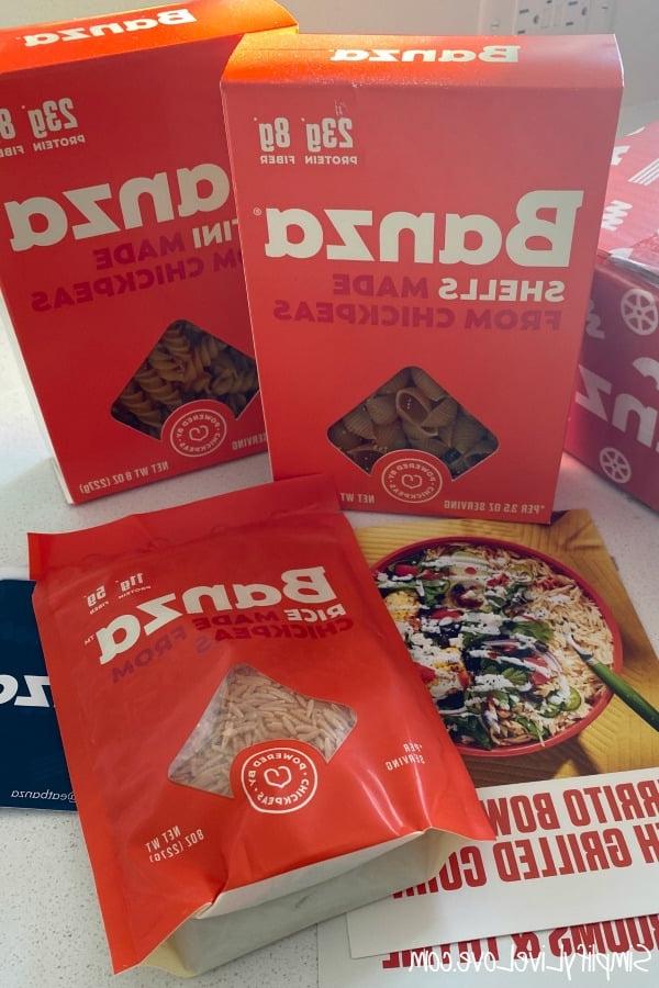 Kaasagtige Salm Pasta met Spinasie en Sampioene 5 banza chickpea pasta types in boxes and bags on counter