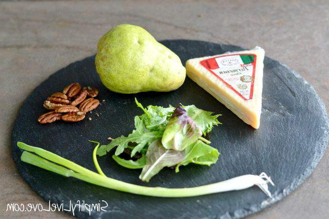 **Peer- en Pekanslaai met Parmesaankrakers** 5 Peer- en Pekanneutslaai met Parmesaanhappies - bestanddele van SimplifyLiveLove.com