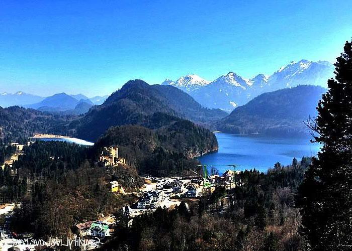 Neuschwanstein is 'n ongelooflike sprokieskasteel in Hohenschwangau, Beiere, Duitsland en is so 'n magiese plek vir kinders en volwassenes ook. Hier is wat jy moet weet oor die besoek van Neuschwanstein met kinders op jou Europese Gesinsvakansie. Hohenschwangau en die Beierse Alpe en meer vanaf die Neuschwanstein Kasteel.