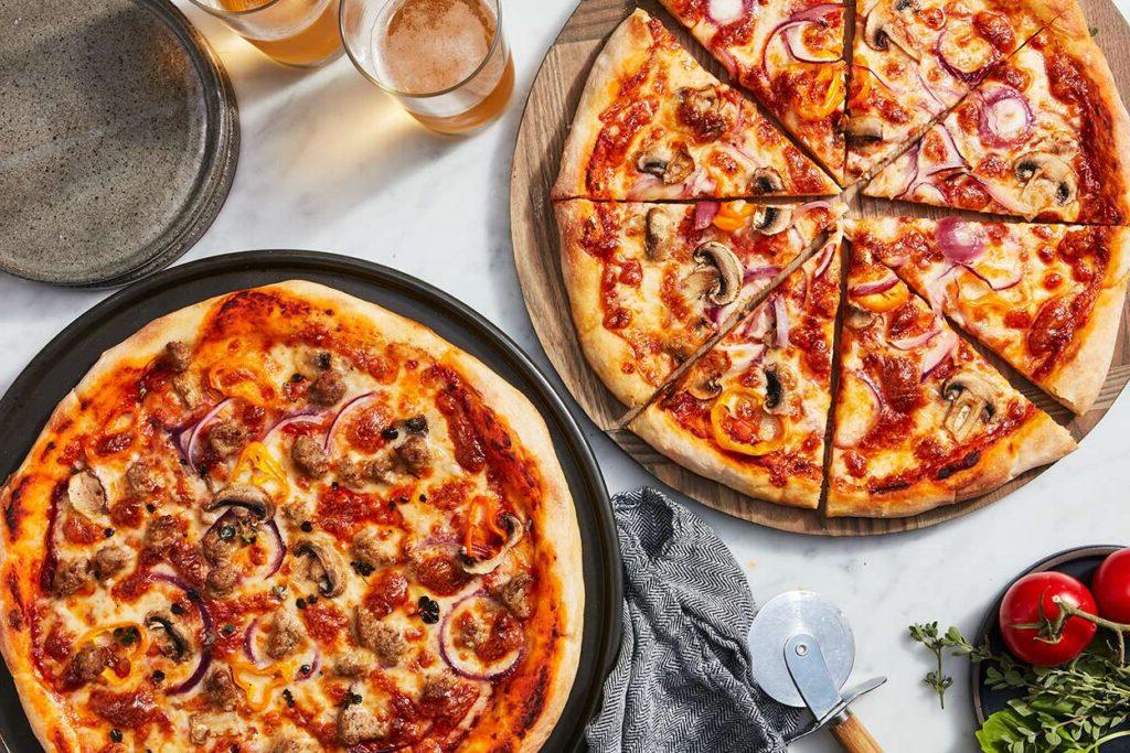 Geld en Etes: Ontsluit die Geheim van Suksesvolle Gesinsmaaltydbeplanning 5 sourdough-pizza-crust pizzas in cast iron skillets and baking stones