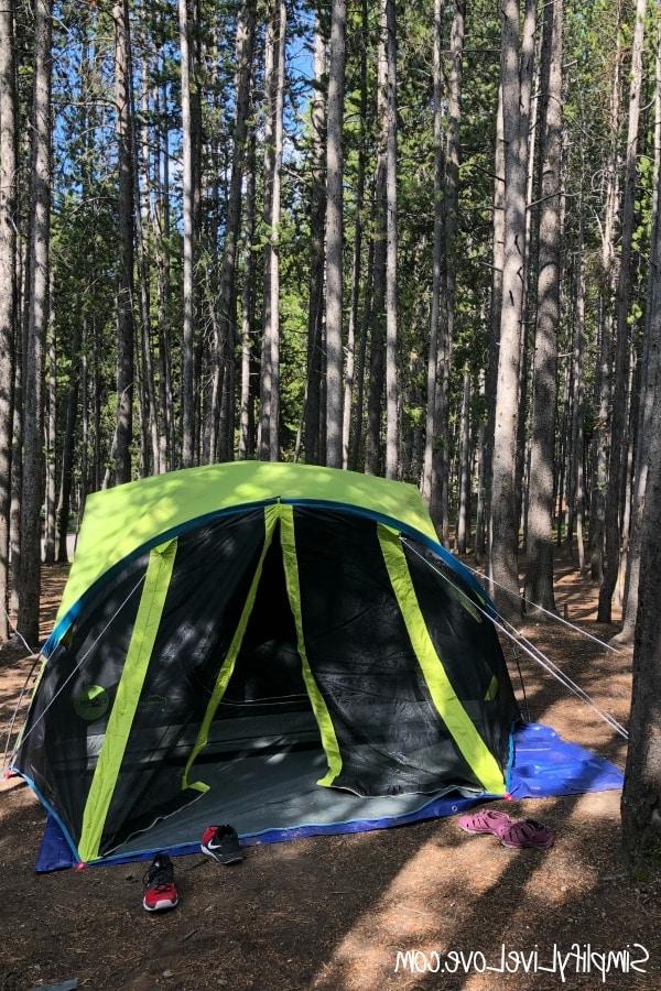 Kampwenke: Beplan Jou Eerste Gesinskampreis 5 Tent opgeslaan by Yellowstone kampeerterrein, gereed vir 'n nag onder die sterre