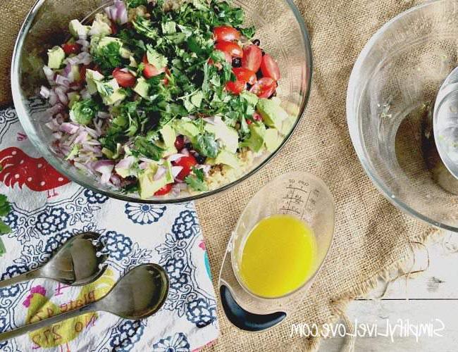 Προσθέστε λαχανικά και κόλιανδρο στην κινόα. Έπειτα περιχύστε το dressing και ανακατέψτε καλά για να ομογενοποιηθούν.