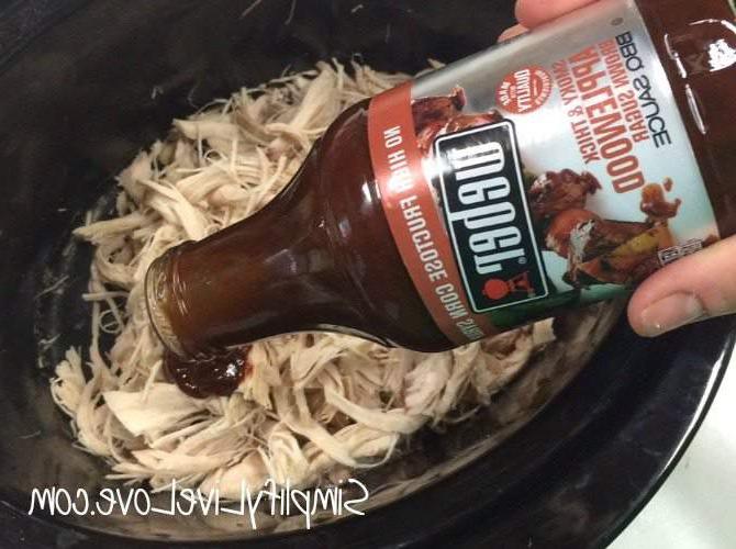 Συνταγή BBQ Pulled Chicken Σάντουιτς με Coleslaw #WeberBBQSauces #ad - προσθέστε τη σάλτσα BBQ από SimplifyLiveLove.com