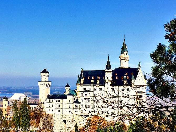 Neuschwanstein is 'n ongelooflike sprokieskasteel in Hohenschwangau, Beiere, Duitsland en is so 'n magiese plek vir kinders en volwassenes ook. Hier is wat jy moet weet oor die besoek van Neuschwanstein met kinders op jou Europese Gesinsvakansie. Die Neuschwanstein kasteel van die kant af geneem vanaf die Marien Brug.