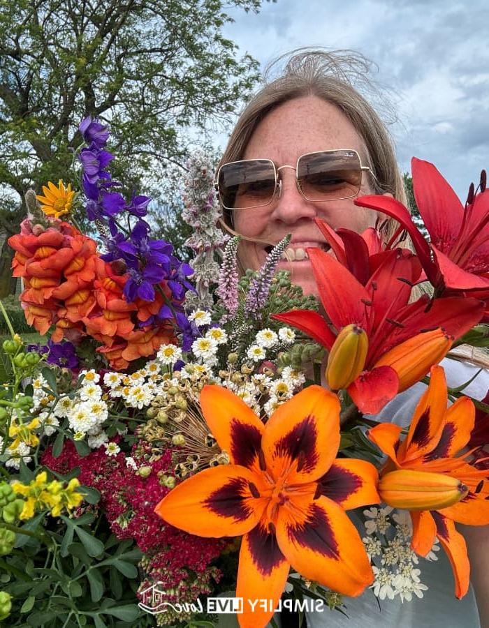 7 Maniere om Iowa se Landboutoerisme in DeWitt, Iowa, te bevorder 6 big bouquet of colorful flowers at miss effie's flower farm blueberries (2)